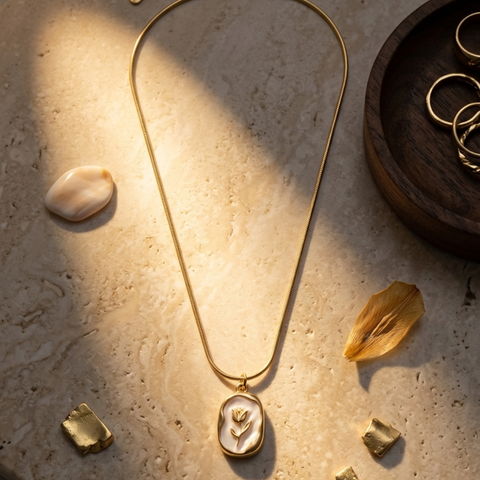 Chaand Oval Shell Pendant Necklace – Gold